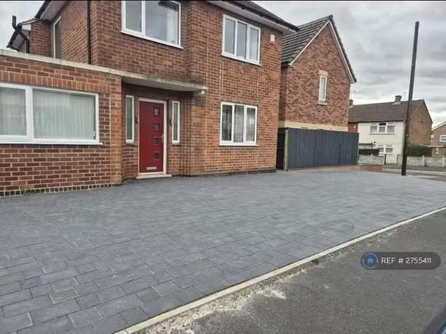 3 bedroom detached house for rent in Oaklands Avenue, Littleov.