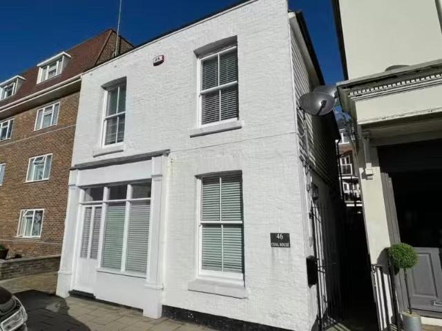 3 bedroom detached house for rent in Sandgate High Street, San.