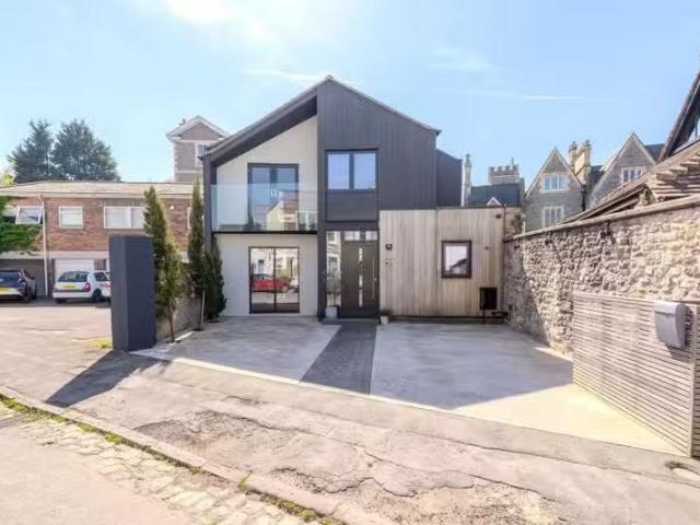 3 bedroom detached house for rent in Rockleaze Road, Bristol.