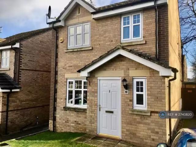 3 bedroom detached house for rent in Rosedale Fold, Bradford.