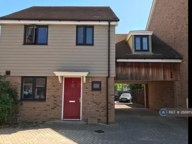 3 bedroom detached house for rent in Rosehip Road, Cambridge.
