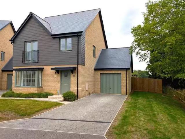 3 bedroom detached house for rent in Walnut Drive, Haddenham.