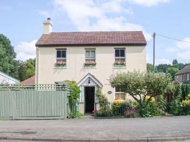 3 bedroom detached house for rent in Warren Road, Orpington, BR6