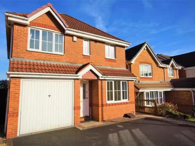 3 bedroom detached house for rent in Taylor Way, Tividale, Old.