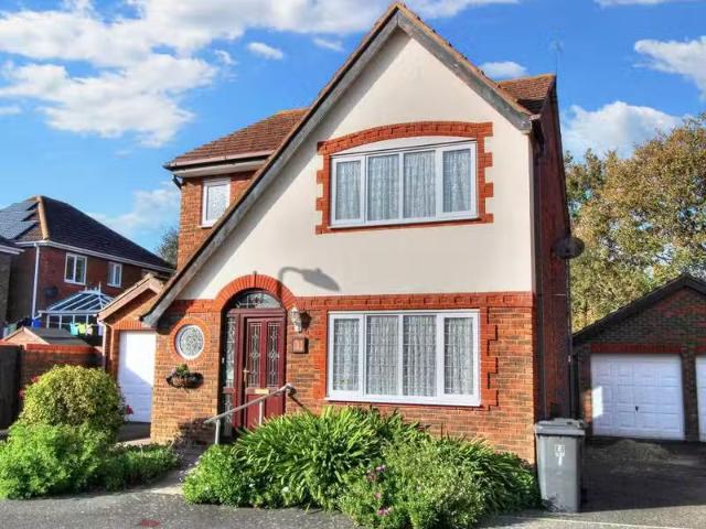 3 bedroom detached house for rent in Tamar Close, Stone Cross.