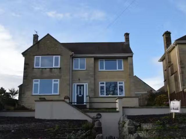 3 bedroom detached house for rent in Upper Church Road, Weston.