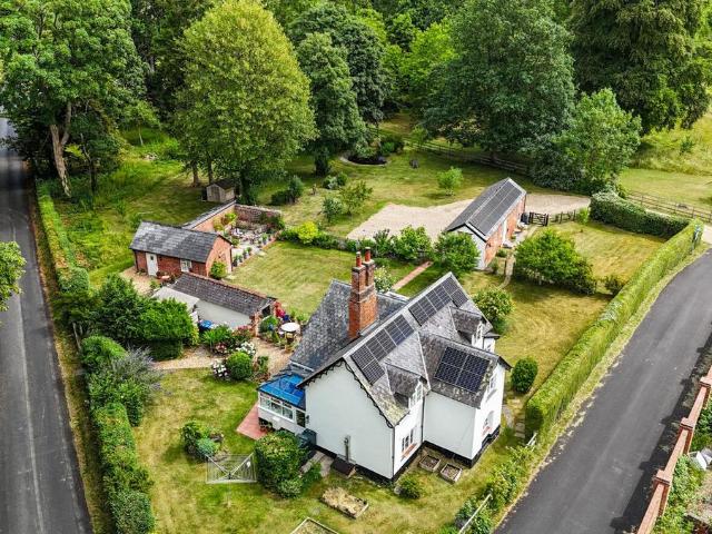 4 bedroom country house for sale