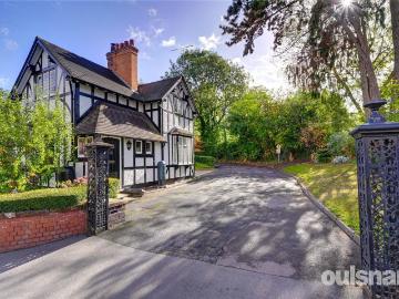 House for sale in Burhill - Garden, Swimming pool