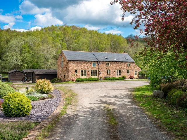 3 bedroom equestrian facility for sale