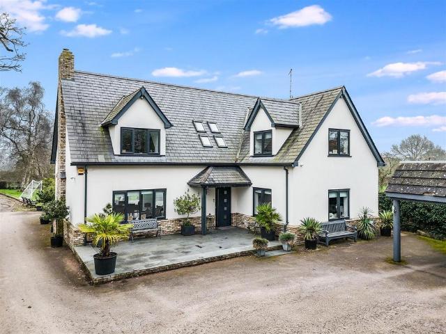 4 bedroom detached house for sale