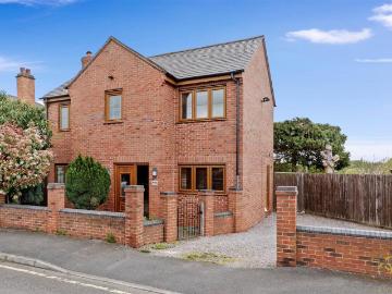 House for sale in Burhill - Garden, Equipped kitchen