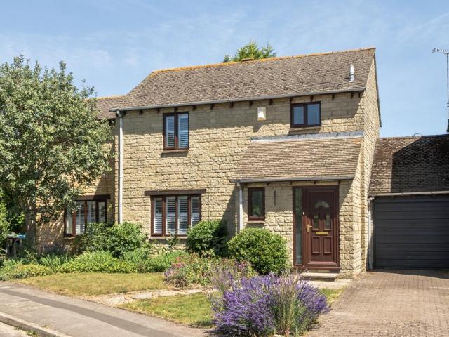 3 bedroom link detached house for sale
