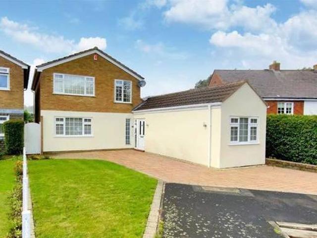 3 bedroom detached house for sale in Barnfield Close Great Glen Leicester LE8