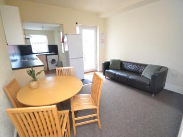 3 bedroom Detached house To Let