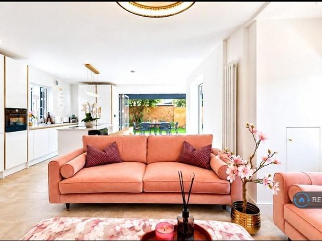 3 bedroom detached house to rent