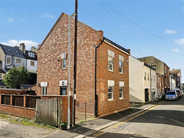 3 bedroom Detached house to rent