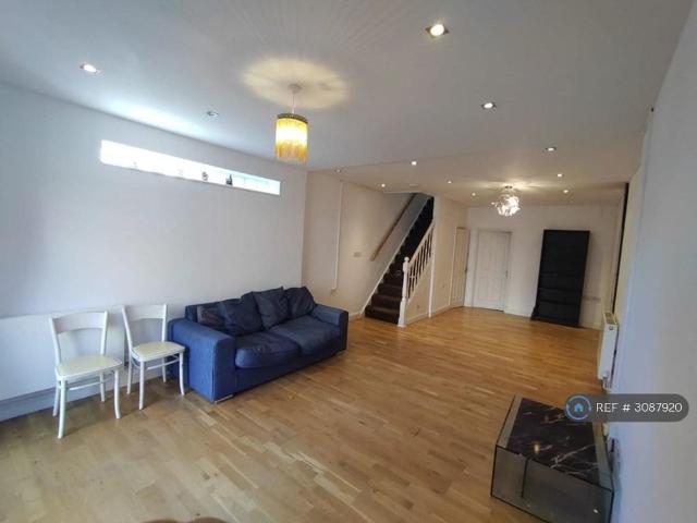 3 bedroom detached house to rent