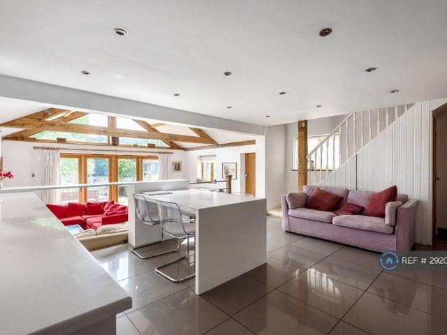 4 bedroom detached house to rent