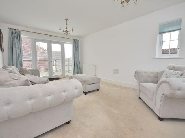3 Bedroom Detached House To Rent