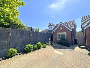 3 bedroom detached house to rent