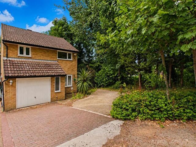 3 Bedroom Detached House To Rent In, Chatsworth Avenue, Northampton, NN3