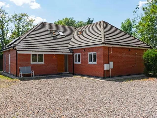 3 Bedroom Detached House To Rent In Stoughton Road, Oadby, Leicester, LE2