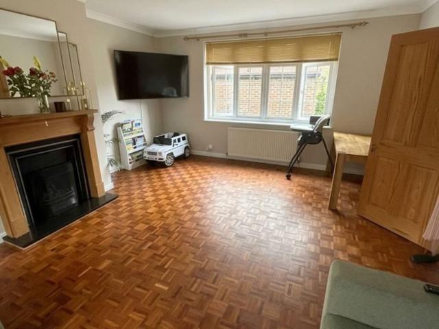 3 bedroom detached house to rent on Hillcrest Road, London