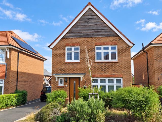 3 Bedroom Detached Redrow Warwick with Garage & EV Charger – Badbury Park