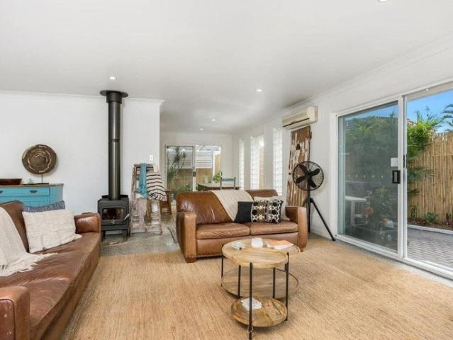 3 Bedroom Duplex close to town and beaches