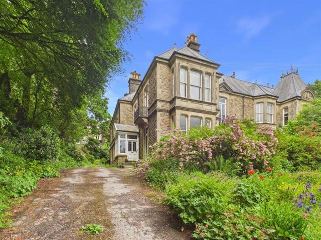 3 bedroom flat for sale
