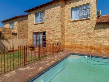 3 Bedroom Duplex in Constantia Kloof