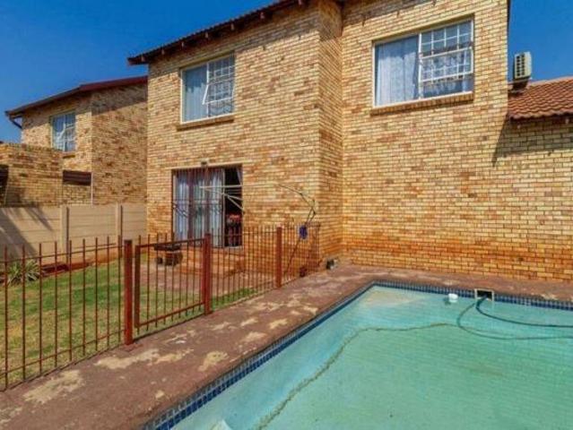 3 Bedroom Duplex in Constantia Kloof