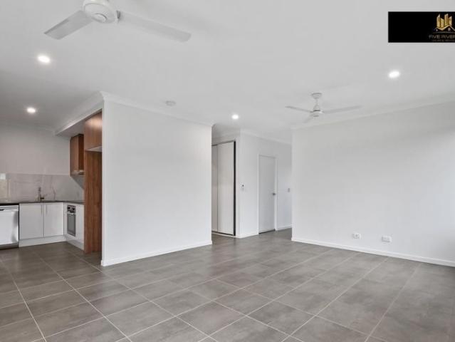 3 BEDROOM DUPLEX LARGE PRIVATE BACKYARD!