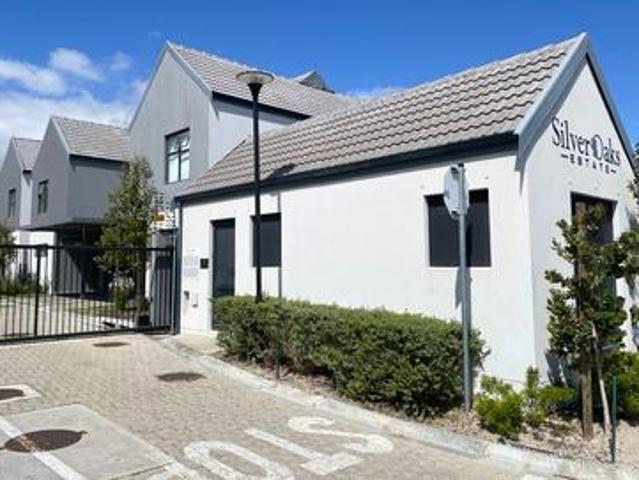 3 bedroom duplex town house on the m.