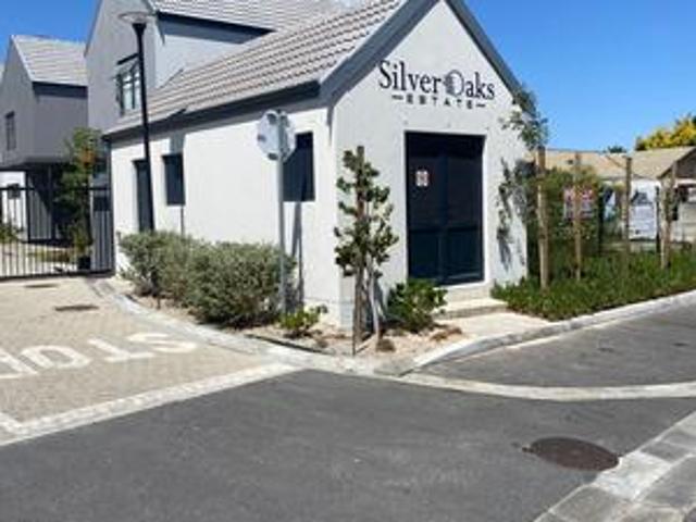 3 bedroom duplex town house on the m.