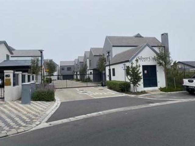 3 bedroom duplex town house on the m.