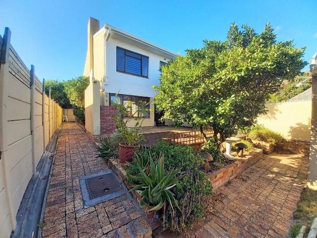 3 Bedroom duplex townhouse freehold to rent in Muizenberg, Cape Town