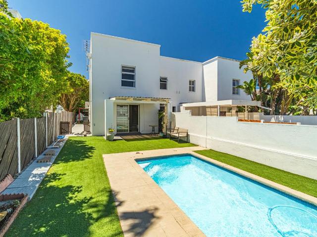 3 Bedroom duplex townhouse freehold to rent in Marina Da Gama, Cape Town
