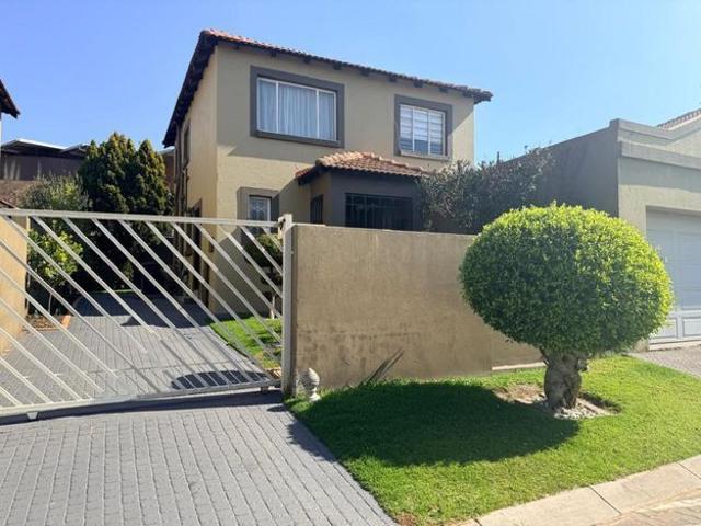 3 Bedroom duplex townhouse freehold to rent in North Riding, Randburg