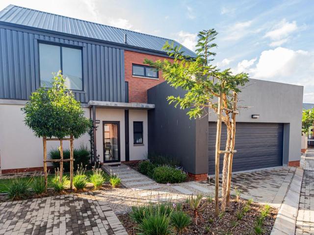 3 Bedroom duplex townhouse freehold to rent in Barbeque Downs, Midrand
