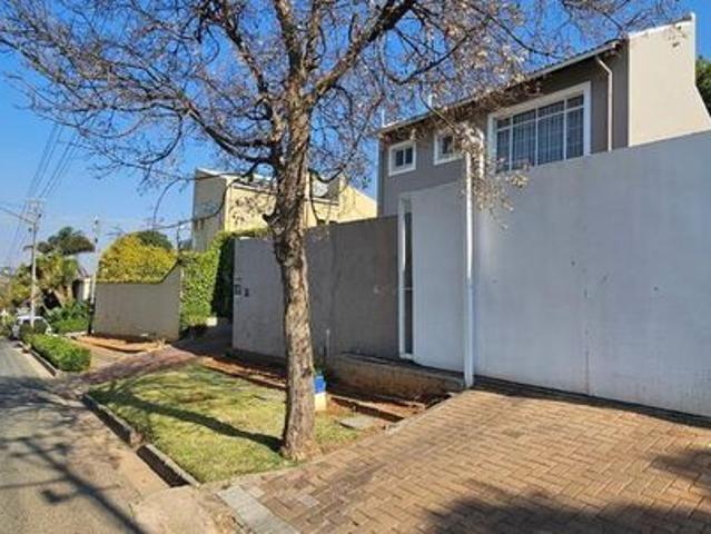 3 Bedroom duplex townhouse freehold to rent in Greymont, Johannesburg