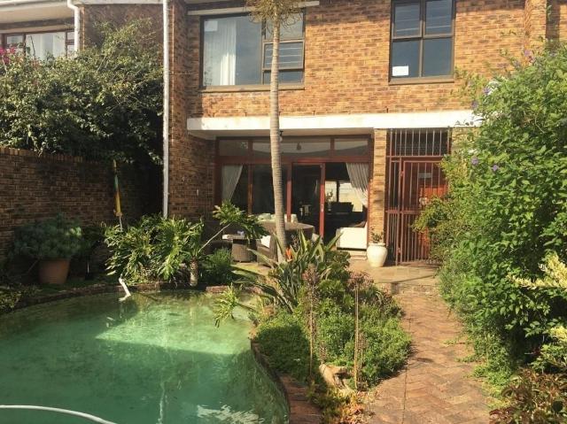 3 Bedroom duplex townhouse freehold to rent in Heathfield, Cape Town