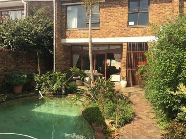 3 Bedroom duplex townhouse freehold to rent in Heathfield, Cape Town