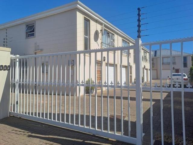 3 Bedroom duplex townhouse freehold to rent in Heathfield, Cape Town