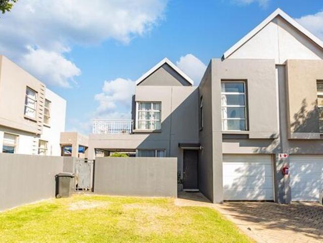 3 Bedroom duplex townhouse sectional rented in North Riding, Randburg