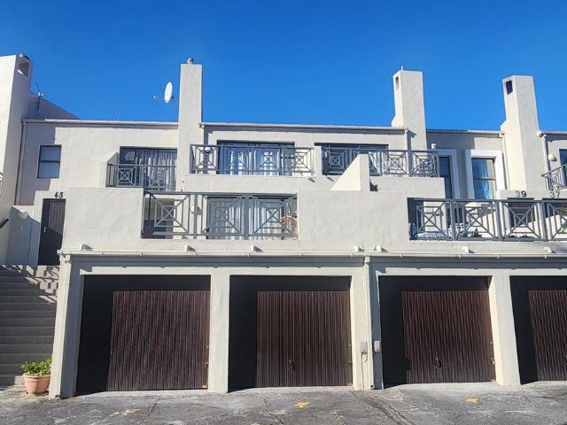 3 Bedroom duplex townhouse sectional rented in Beach Estate, Hout Bay