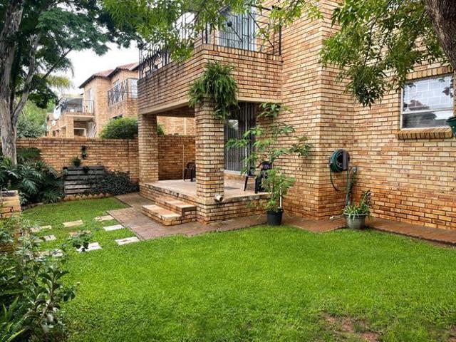 3 Bedroom duplex townhouse sectional rented in Little Falls, Roodepoort