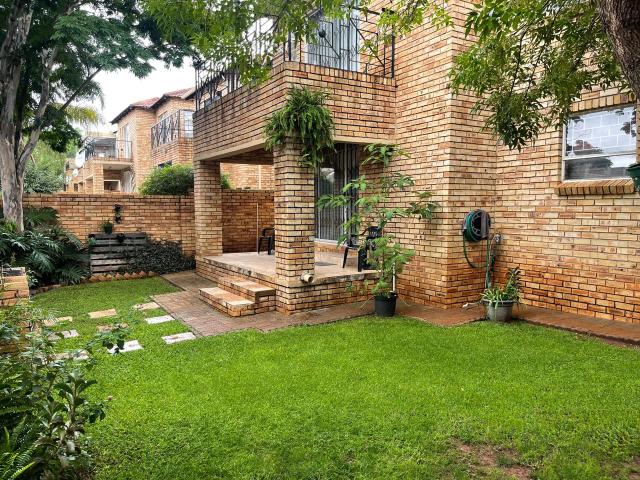 3 Bedroom duplex townhouse sectional rented in Little Falls, Roodepoort