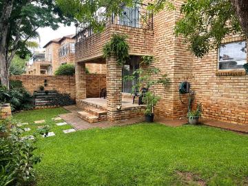 3 Bedroom duplex townhouse sectional rented in Little Falls, Roodepoort