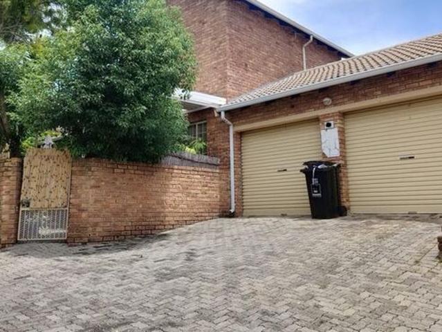 3 Bedroom duplex townhouse sectional to rent in Wilgeheuwel, Roodepoort